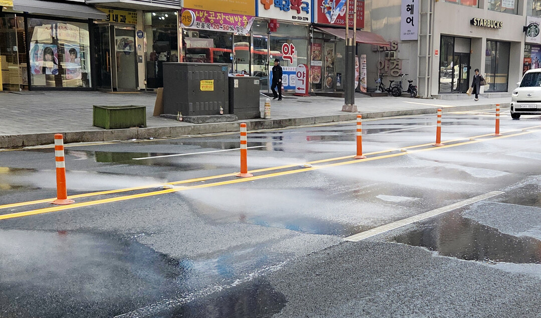 처인구 금령로의 농협중앙회~중앙지구대 700m에 도로 자동세척 시스템을 시범 설치했다. 용인시 제공