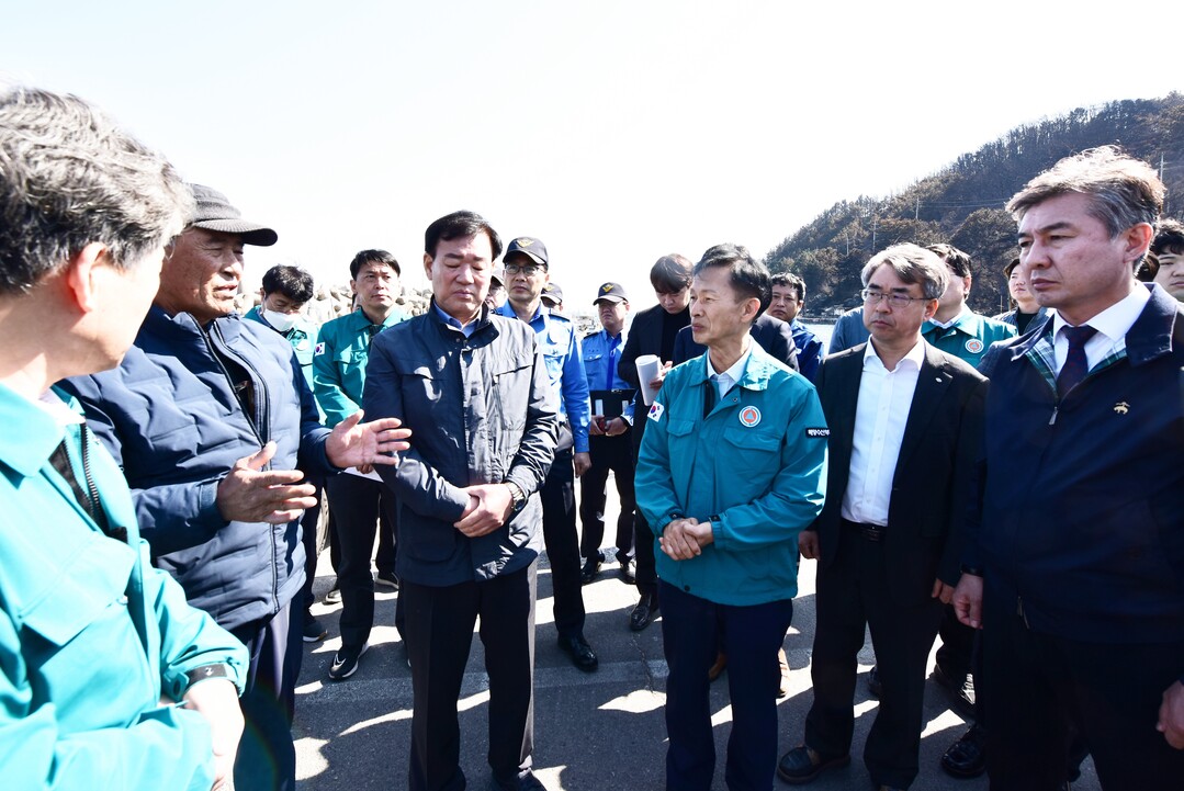 1일 송명달 해양수산부 차관(사진 오른쪽 세번째)과 김기성 수협 대표이사(사진 오른쪽 두번째)가 영덕 산불피해 현장을 방문해 현지 상황을 살펴보고 있다.