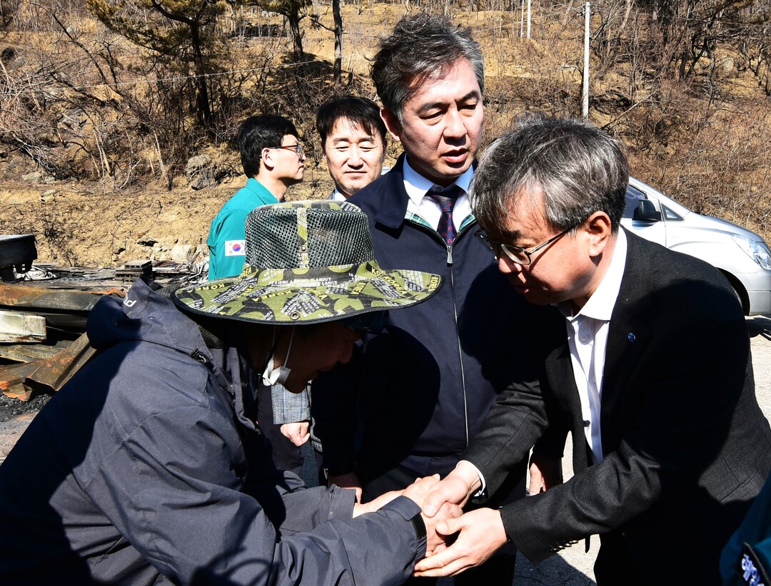 1일 김기성 수협 대표이사(사진 오른쪽)가 영덕 산불피해 현장을 방문해 어업인을 만나 위로하고 있다. 수협 제공
