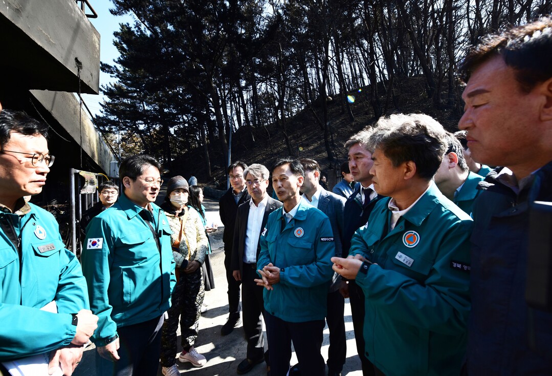 1일 송명달 해양수산부 차관(사진 오른쪽 세번째)과 김기성 수협 대표이사(사진 가운데)가 영덕 산불피해 현장을 방문해 현지 상황을 살펴보고 있다.