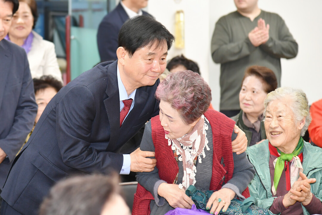 최문순 군수가 2025년 제41기 화천읍 노인대학 개강식에서 노인들을 독려하고있다.