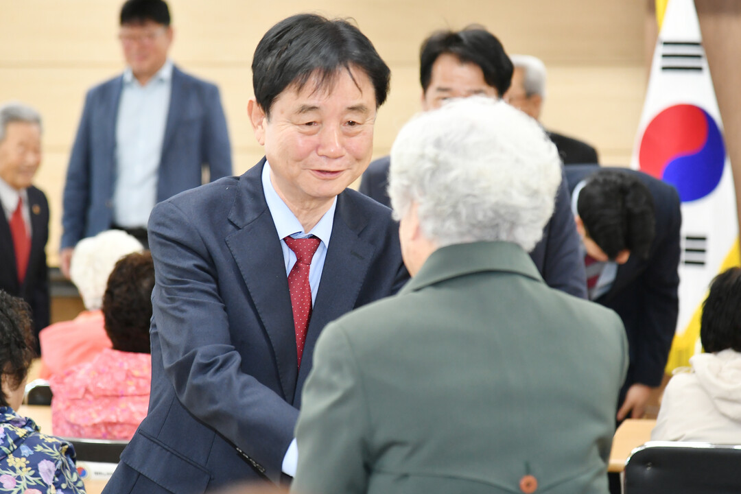 최문순 군수가 2025년 제41기 화천읍 노인대학 개강식에서 노인들을 독려하고 있다.