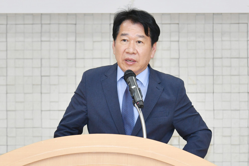 류희상 군의장이 2025년 제10기 사내면 노인대학 개강식에서 축사하고 있다.