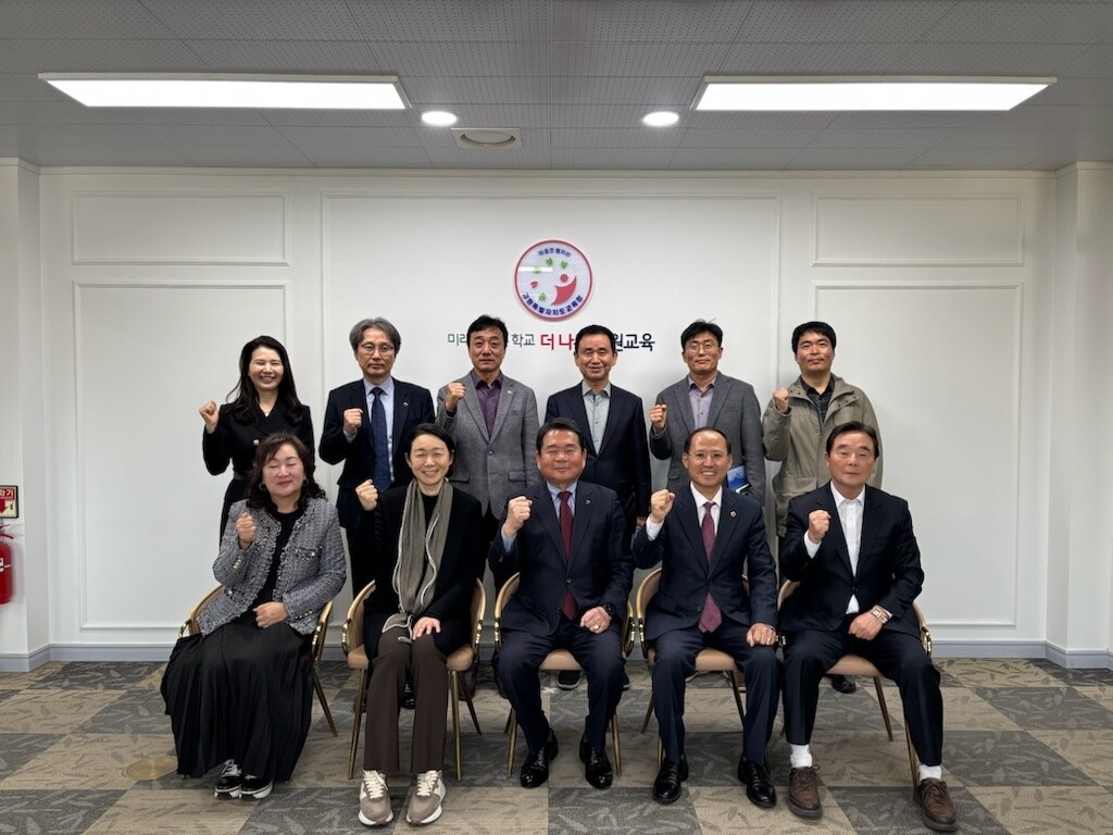 김기하 의원(앞줄 오른쪽에서 두번째)강원특별자치도교육청을 방문해 강원경제자유구역 내 외국교육기관 유치를 위한 논의를 가졌다.