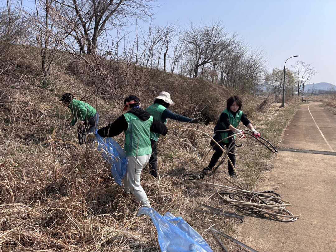 남사읍, 시민 야구장 일대 봄맞이 대청소