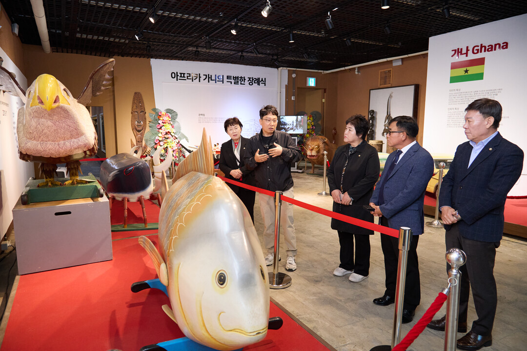 의원연구단체 ‘용인, 축제를 eat(잇)다 연구회’ 회원들이 예아리 박물관의 세계 장례 문화에 대한 전시물을 관람하고 있다.