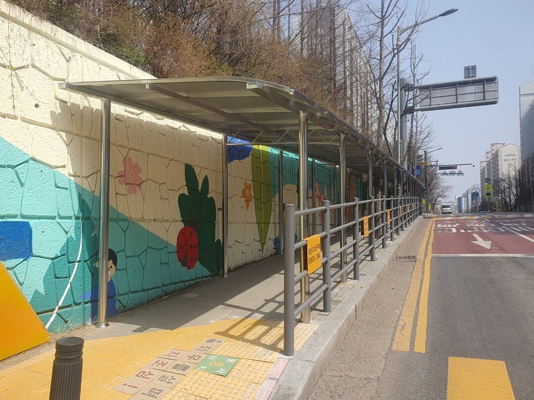 수지구 통학로 캐노피 설치. 용인시 제공