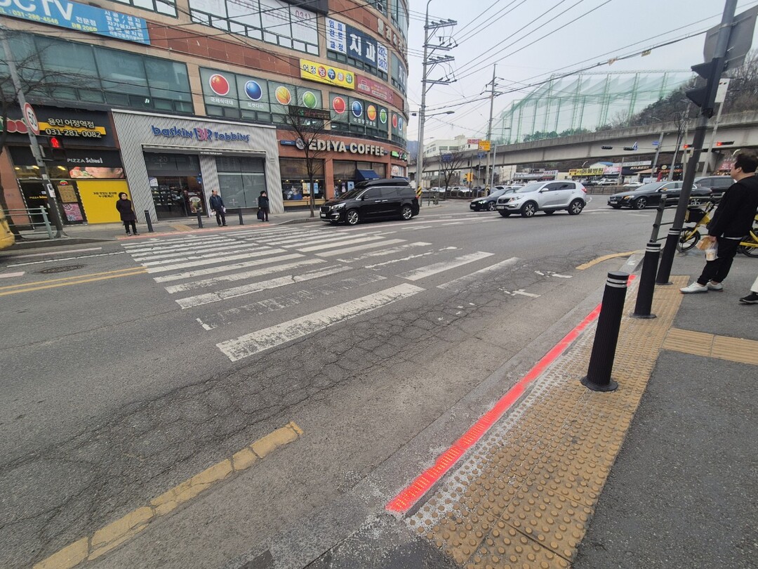 동백3동 바닥신호등 설치