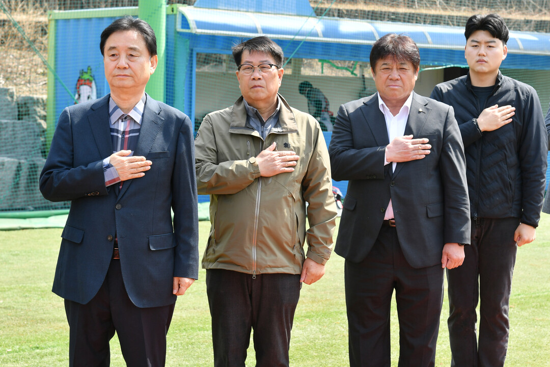 2025 화천 산천어 야구리그 개막식에 참석한 최문순 군수, 조웅희 부의장, 송호관 회장, 박대현 도의원(왼쪽부터)