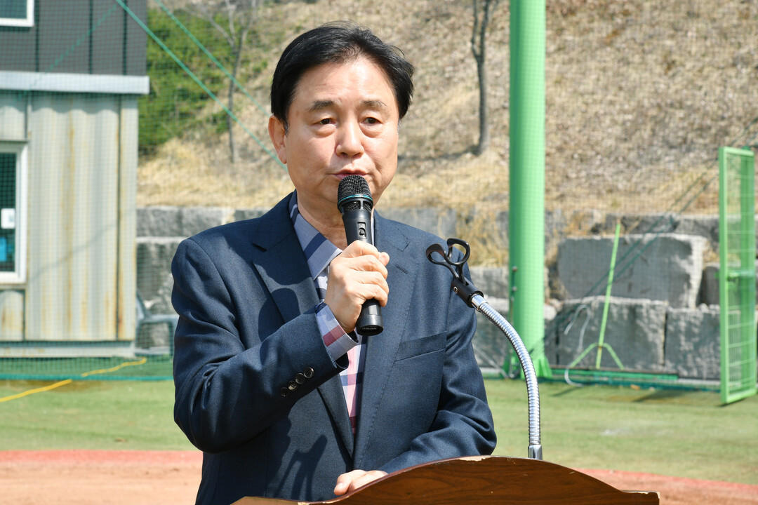 최문순 군수가 2025 화천 산천어 야구리그 개막식에서 환영사를 하고 있다.