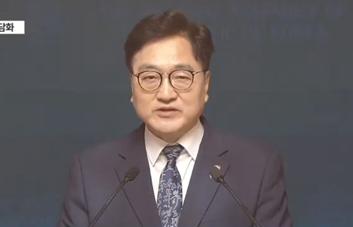 우원식 국회의장이 6일 서울 여의도 국회 사랑재에서 개헌 관련 기자회견을 하고 있다. YTN 뉴스화면 캡처