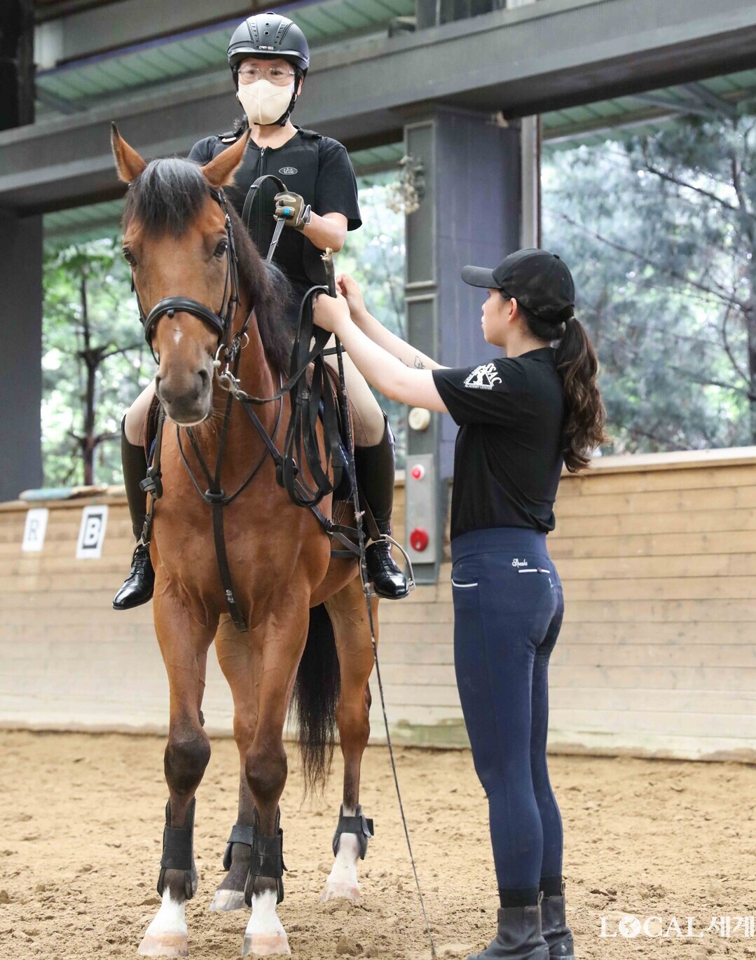한국마사회가 온라인을 통해 힐링승마 지원사업 참여자를 모집한다고 6일 밝힌 가운데, 지난해 한 시민이 교관으로부터 승마 기본기를 익히고 있다. 한국마사회 제공