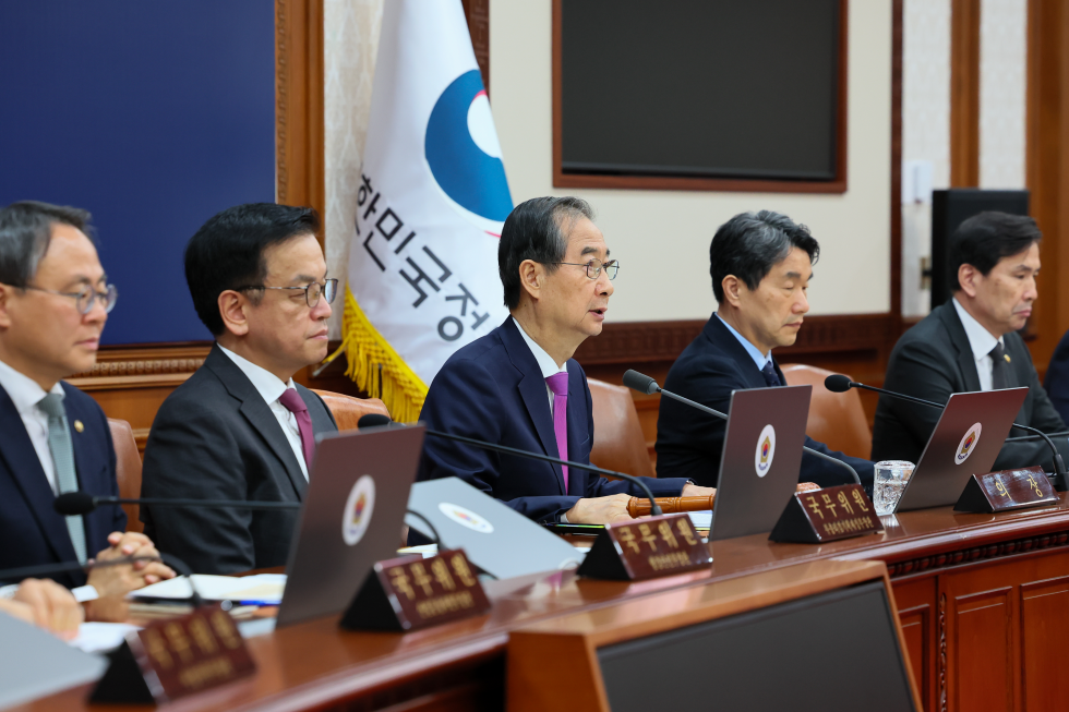한덕수 대통령 권한대행 국무총리가 8일 세종대로 정부서울청사에서 열린 국무회의를 주재, 모두발언을 하고 있다. 국무조정실 제공