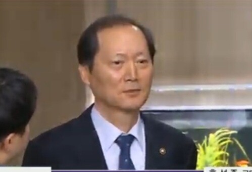 이완규 법제처장이 8일 헌법재판관 지명과 관련, 언론 인터뷰에 응하고 있다. 그는