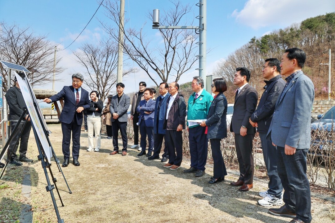 강원도의회 농림수산위원회 위원들이 철원군 농업관련시설 현지시찰에 나섰다