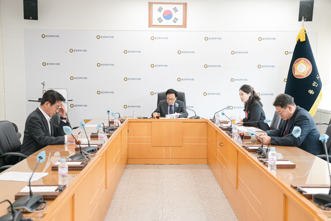 의원연구단체 ‘용인형 컬처노믹스 연구회Ⅱ’ 회원들이 발대식에서 의견을 나누고 있다.