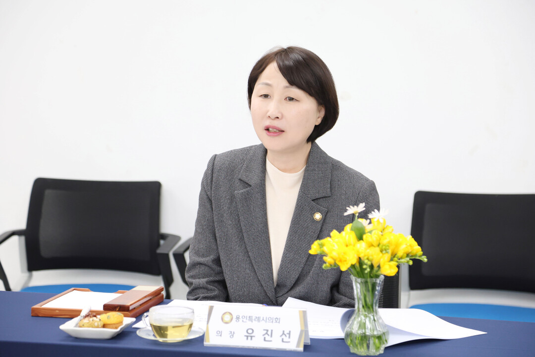 유진선 용인특례시의회 의장이 회의에서 발언하고 있다.