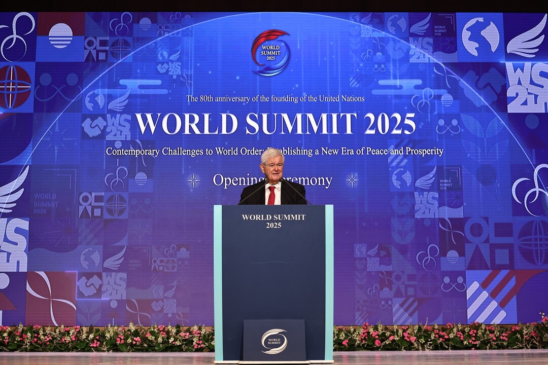 2025 월드서밋 개회식에서 기조연설을 하는 뉴트 깅리치 전 미국 하원의장