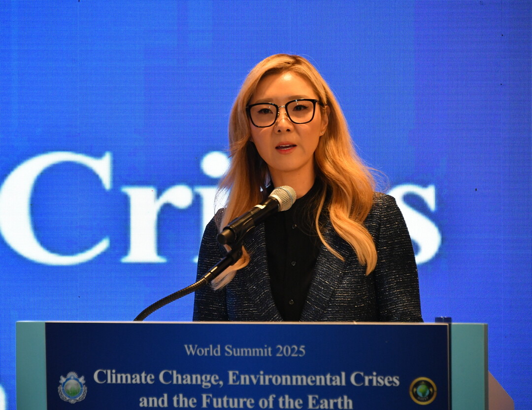 월드서밋 2025 첫 분과 세션 ‘기후환경과 지구의 미래’에서 한학자 총재를 대신해 인사말하는 문선진 HJIFEP 상임이사
