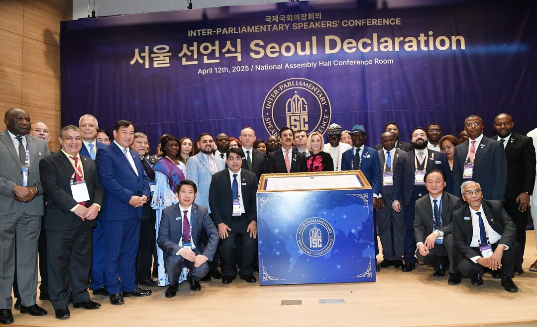 국제국회의장회의(ISC) 2025 서울선언문 발표에서회원국 대표들의 단체사진