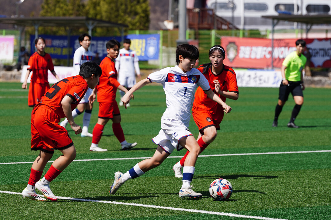 화천 2025 춘계 한국 여자축구 연맹전이 열리고 있다
