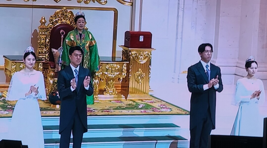 가정연합, 3대권 예비지도자인 문신출(왼쪽)·문신흥 선교사 형제가 ‘천애축승자 서약’ 한 뒤 한학자 가정연합 총재와 함께 기념촬영을 하고 있다.