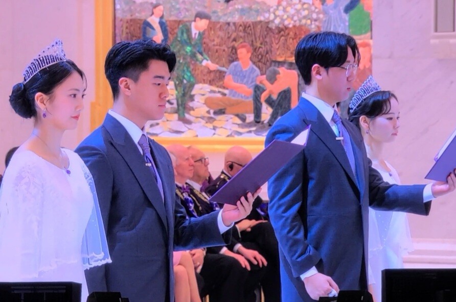 문신출(왼쪽)·문신흥 선교사 형제가 13일 천원궁 입궁식장에서 한학자 가정연합 총재에게 공동으로 ‘천애축승자 서약’을 하고 있다.