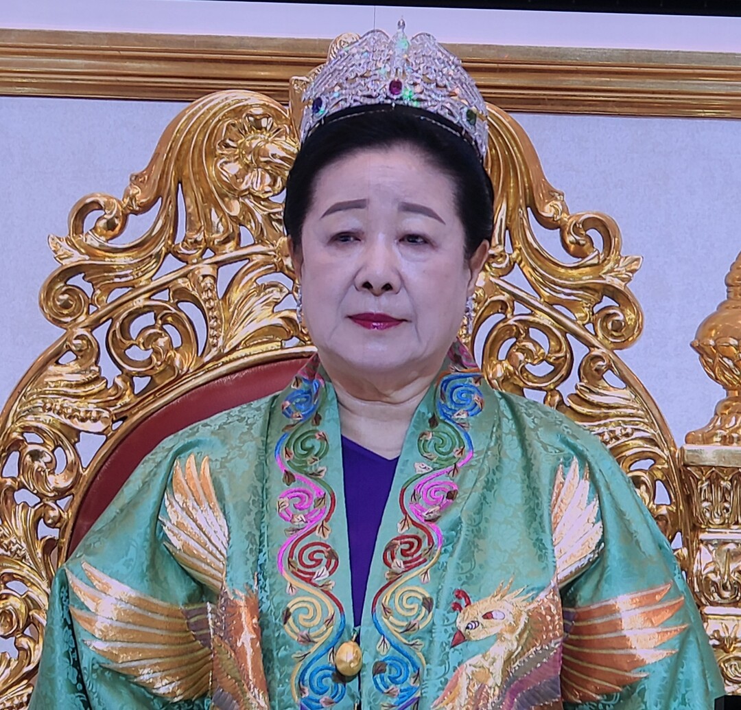 ‘천애축승자 서약’을 한 뒤 큰 절을 올리는 문신출·문신흥 선교사 형제를 흐뭇한 표정으로 바라보고 있는 한학자 총재.
