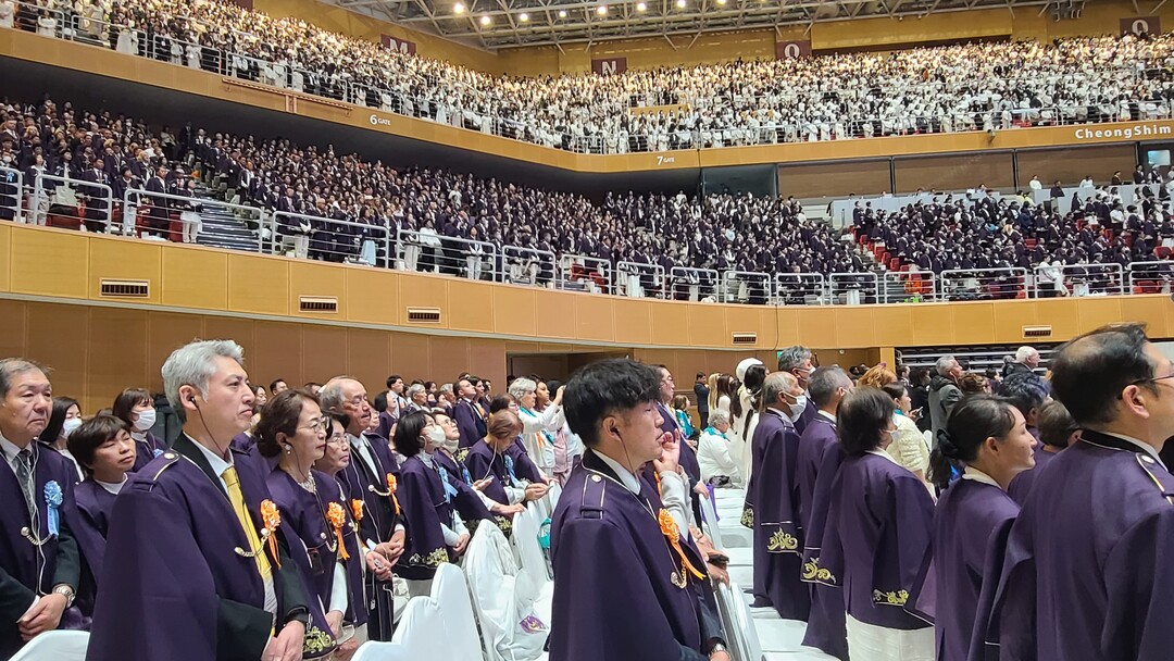 13일 오전 입궁식이 열린 천원궁 천일성전 외 청심평화월드센터에서 3만여명이 생중계를 통해 천원궁 입궁식을 지켜보고 있다.