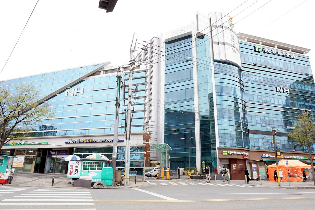 서울강동농협은 지난 11일 최근 경북 지역에 발생한 산불로 피해를 입은 지역 및 이재민들을 지원하기 위하여 재단법인 영덕복지재단에 5천만원, 사회복지법인 사회복지공동모금회 경상북도지회에 2천만원으로 총 7천만원의 기부금을 전달했다. 사진은 서울강동농협 전경