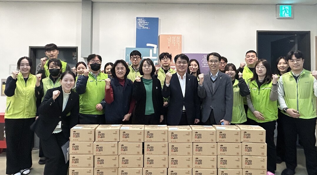정승일 경제기획본부장(다섯 번째)이 지난 14일 서울 서대문구에 위치한 한부모가족 복지시설 애란원에서 김종희 경제지원국장(여섯 번째) 등 관계자들과 함께 봉사활동을 진행하며 상생과 나눔의 가치를 실천했다. 농협 제공