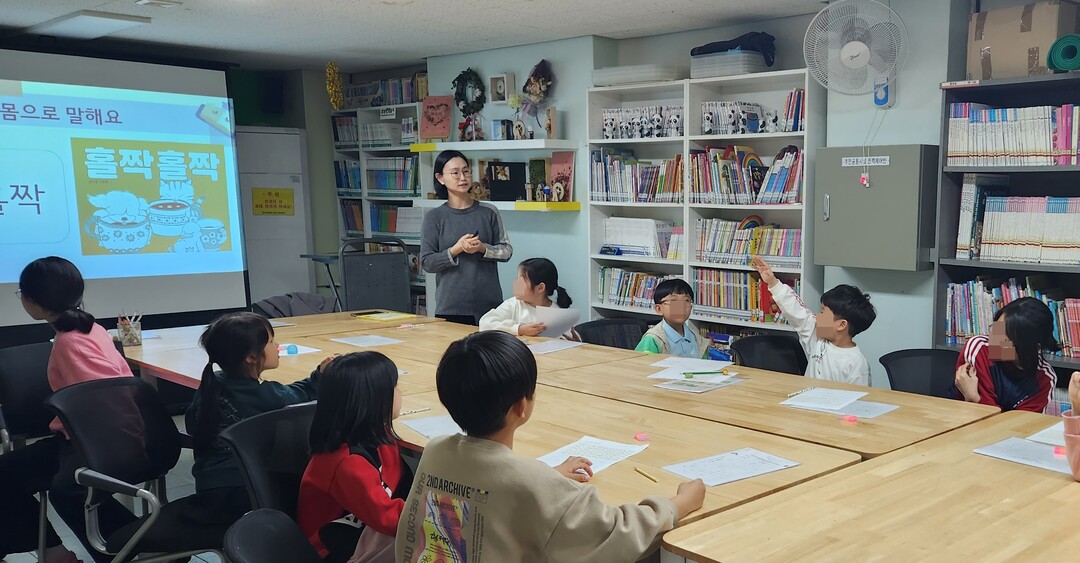 작은도서관에서 진행 중인 아이돌봄 프로그램. 용인시 제공