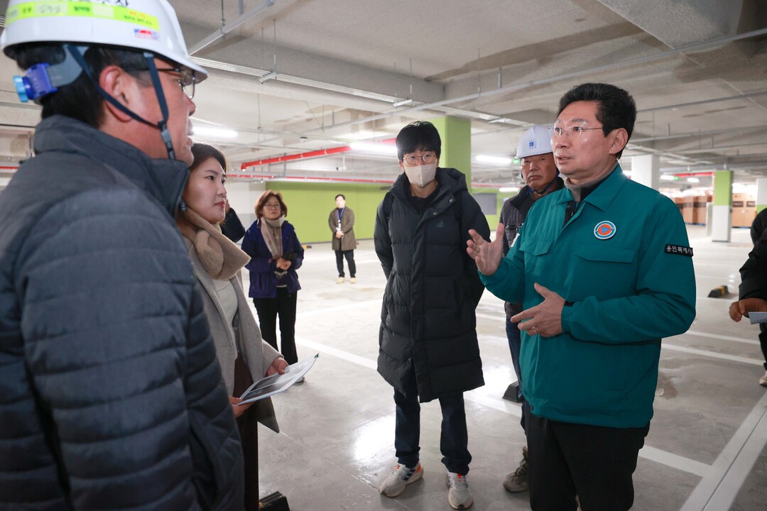 이상일 용인특례시장이 지난해 12월 3일 양지면 경남아너스빌 디센트 건설현장을 찾아 현장소장에게 당부를 하고 있다.용인시 제공