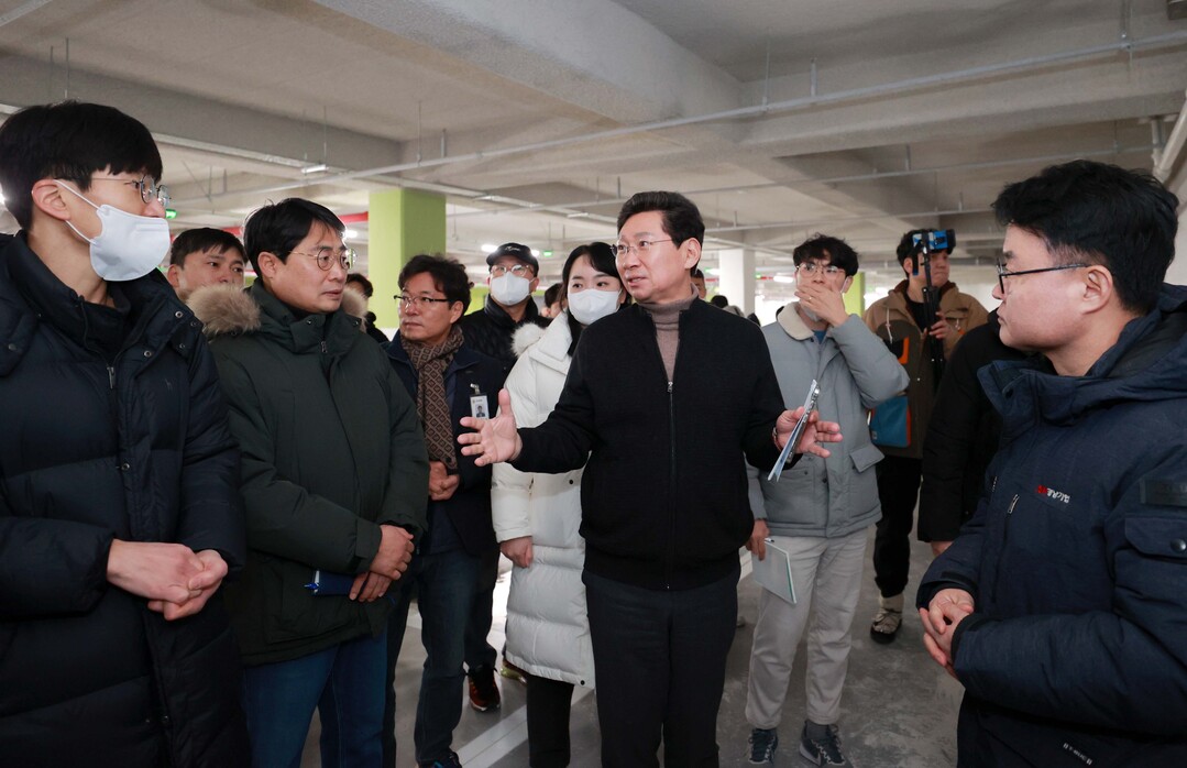 이상일 용인특례시장이 지난 1월 18일 경남아너스빌 디센트 건설 현장을 방문해 누수가 지적된 지하 주차장을 둘러보고 있다.용인시 제공