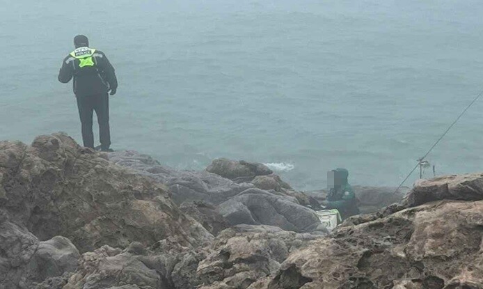 기상악화 대비 안전사고 예방을 위한 낚시객 안전계도을 하는 모습.
