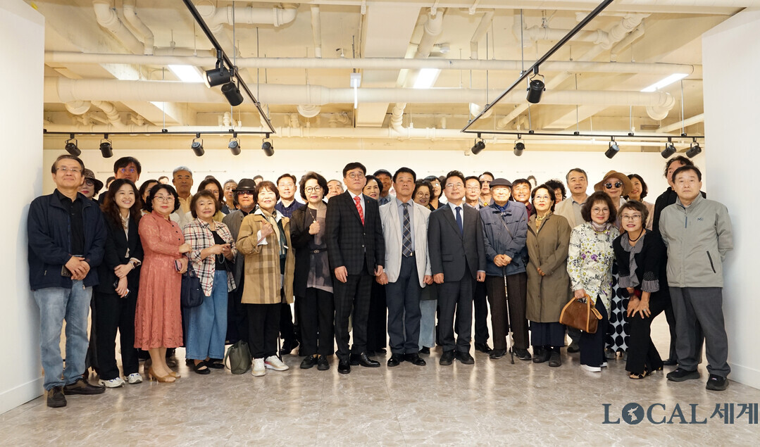‘2025 봄내예술제 춘천문인협회 회원시화전’에 참석한 내빈들과 문인들이 기념촬영을 하고 있다.