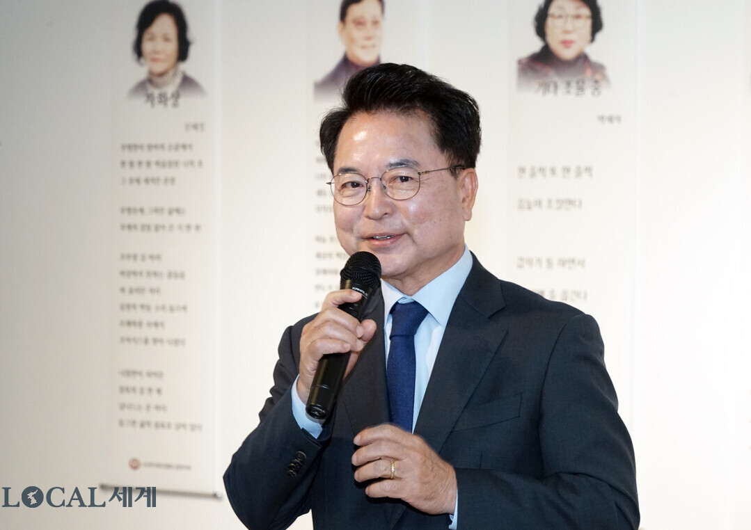 시 낭송으로 축사하는 육동한 시장