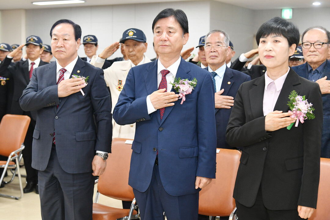 제13대 무공수훈자회 강원특별자치도지부 지부장 취임식 및 지부회의가 열렸다.(왼쪽부터 한기호 국회의원, 최문순 화천군수, 정영미 도 보건복지여성국장)
