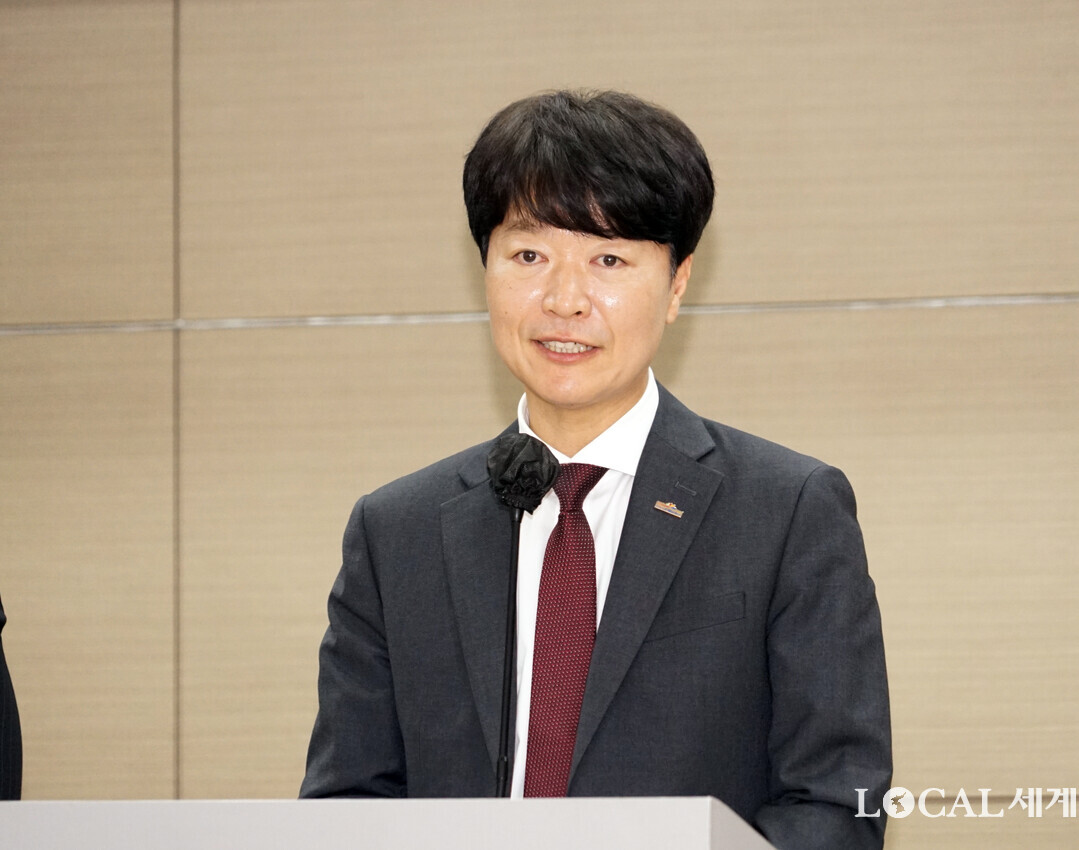 진영호 회장이 ‘2025 강원 복지포럼’에서 인사말을 하고 있다.