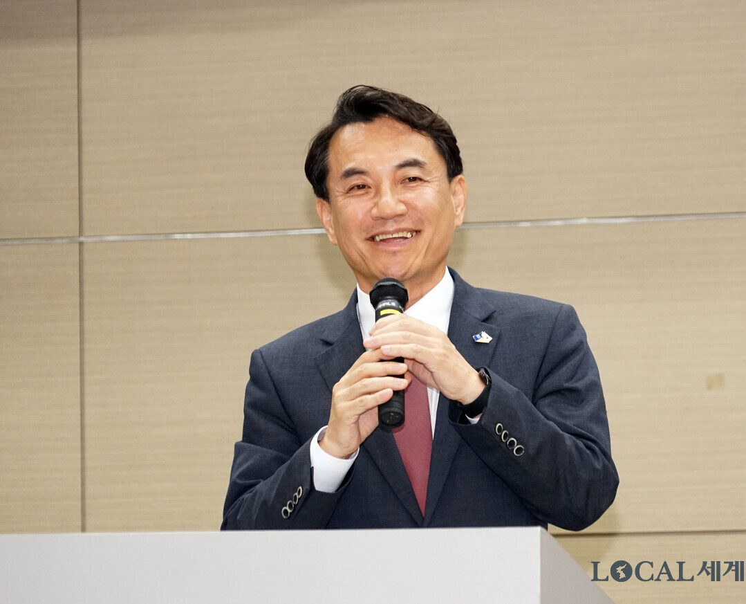김진태 도지사가 ‘2025 강원 복지포럼’에서 축사하고 있다.