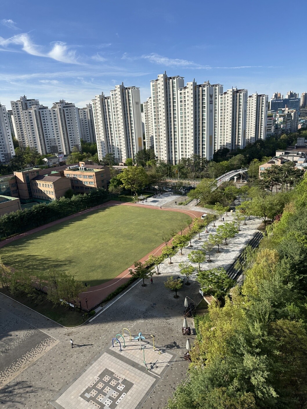 바닥 포장 교체 등을 마치고 준공한 기흥구 새물근린공원.용인시 제공