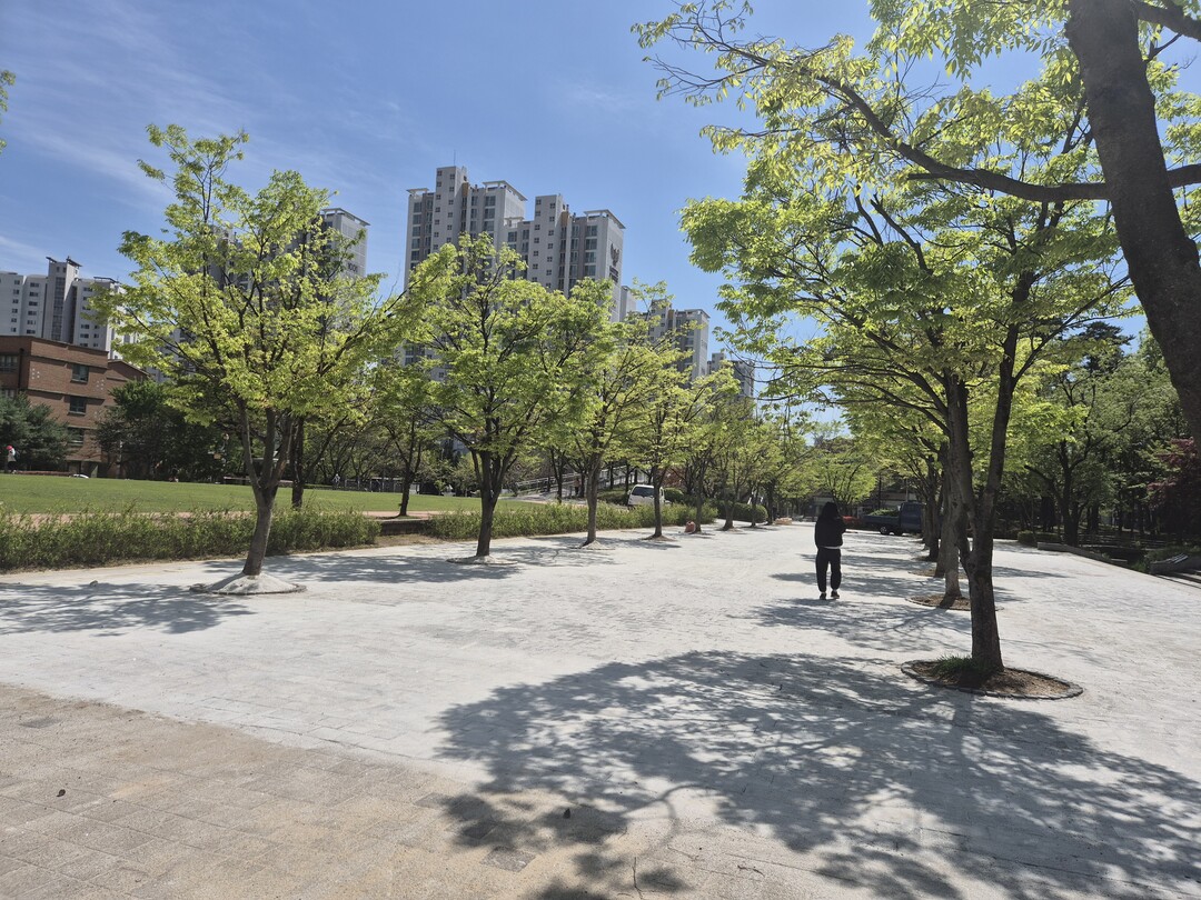 바닥 포장 교체 등을 마치고 준공한 기흥구 새물근린공원.용인시 제공