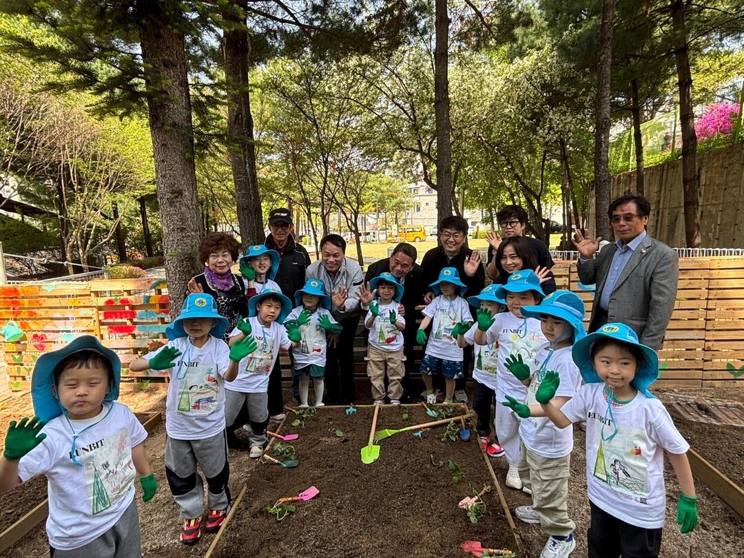 ‘봄내꼬마농부 어린이농장 발대식’에 참여한 박기영 도의원(뒷줄오른쪽에서 다섯번째)