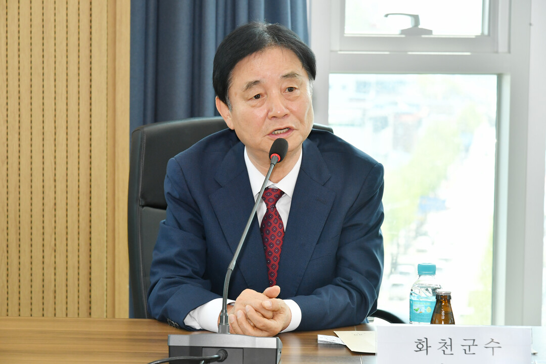 최문순 군수가 2025년 강원특별자치도 전교 협의회 회의에서 인사말을 하고 있다.