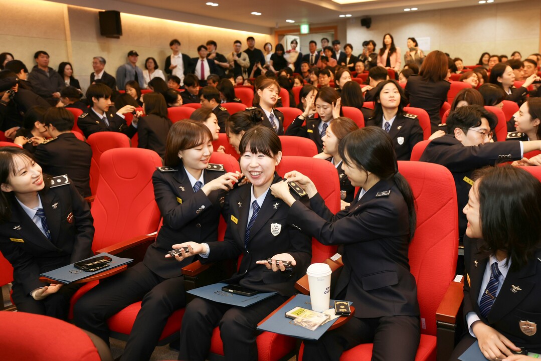25일 오전 관세인재개발원에서 열린 관세청 입문과정 수료식에 참석한 신규 공무원들이 동료 직원들에게 계급장을 부착해 주고 있다.