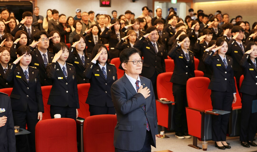 고광효 관세청장(왼쪽 맨앞)이 25일 오전 관세인재개발원에서 열린 관세청 입문과정 수료식에 참석하고 있다