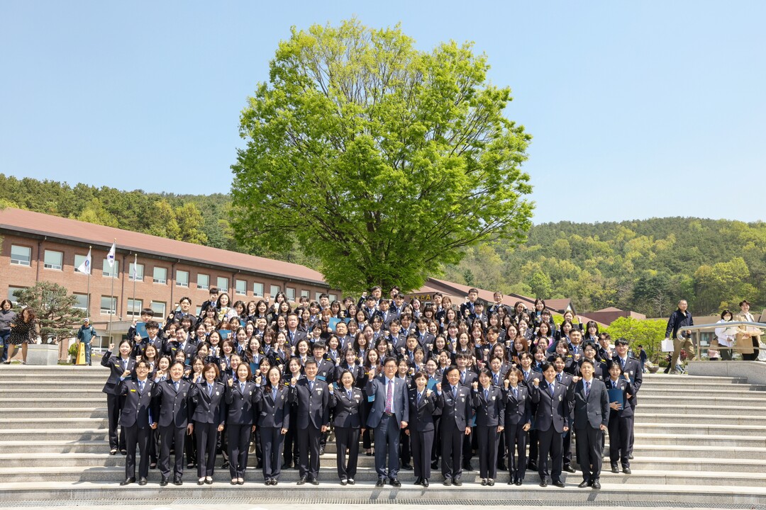 고광효 관세청장(앞줄 왼쪽에서 여덟번째)이 25일 오전 관세인재개발원에서 열린 관세청 입문과정 수료식을 마친 후 기념 촬영하고 있다.