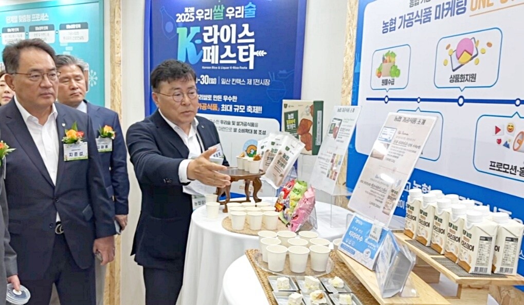 지준섭 농협중앙회 부회장(좌측에서 1번째), 김재홍 연합뉴스 사장(좌측에서 두번째)이 수원 컨벤션센터에서 개최되는 Y-FARM EXPO 2025에 참가하여 박영호 농협경제지주 가공지원국장(좌측에서 세번째)에게 농협 쌀 가공식품에 대한 설명을 청취하고 있다. 농협 제공