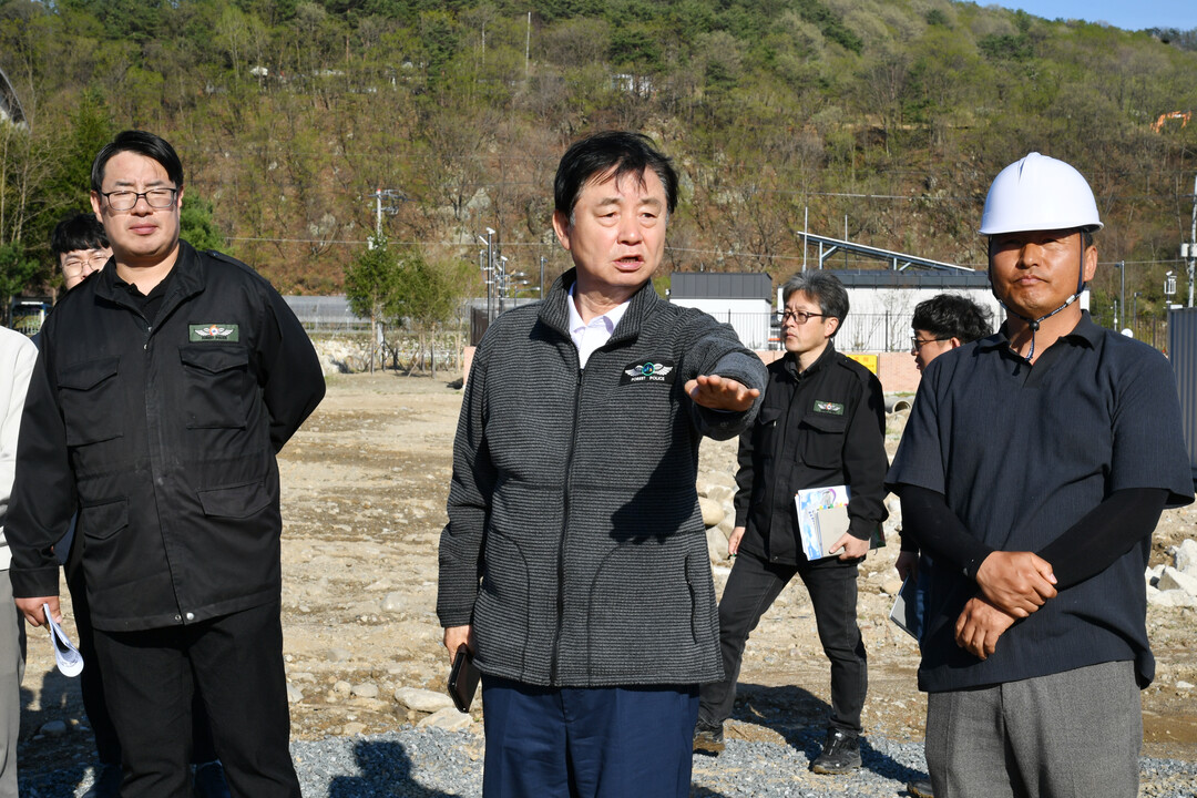  최문순 화천군수가 지난 23일 사내면 사창리에서 진행 중인 사내 파크골프장 조성사업 현장을 찾아 진행상황을 점검하고 있다