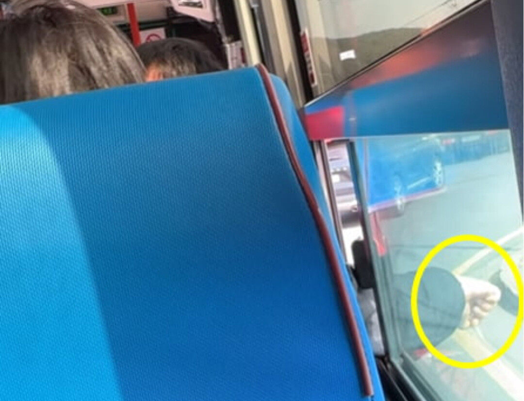 한 SNS에 올라온 중국인 관광객이 버스 안에서 담배 피는 장면. 서경덕 교수팀 제공